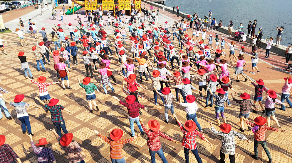 ▲ 지난 24일 진해루 해변공원에서 대한라인댄스협회원 500여 명이 라인댄스 플래시몹 행사에 참여했다.