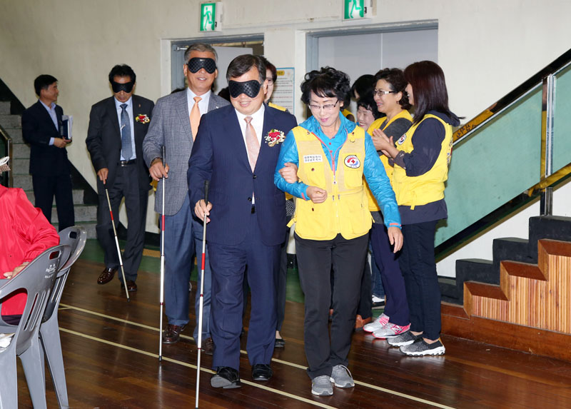 ▲ 시각장애인 체험행사에 참여한 박일호 밀양시장
