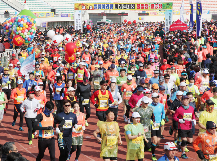  26일 밀양시 교동 밀양공설운동장에서 제14회 밀양아리랑마라톤대회가 열린 가운데 참가자들이 힘차게 달리고 있다.
