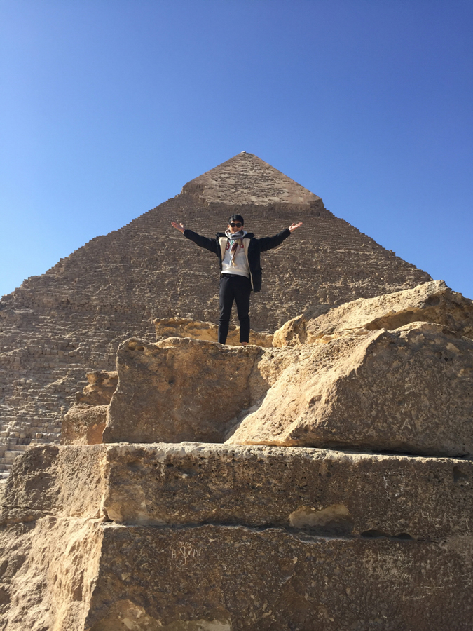 ▲ 쿠푸왕의 피라미드앞 언덕에서 피라미드를 배경으로 기념촬영을 했다. 피라미드에는 접근이 제한돼 있어 포토존으로 만족해야 했다.