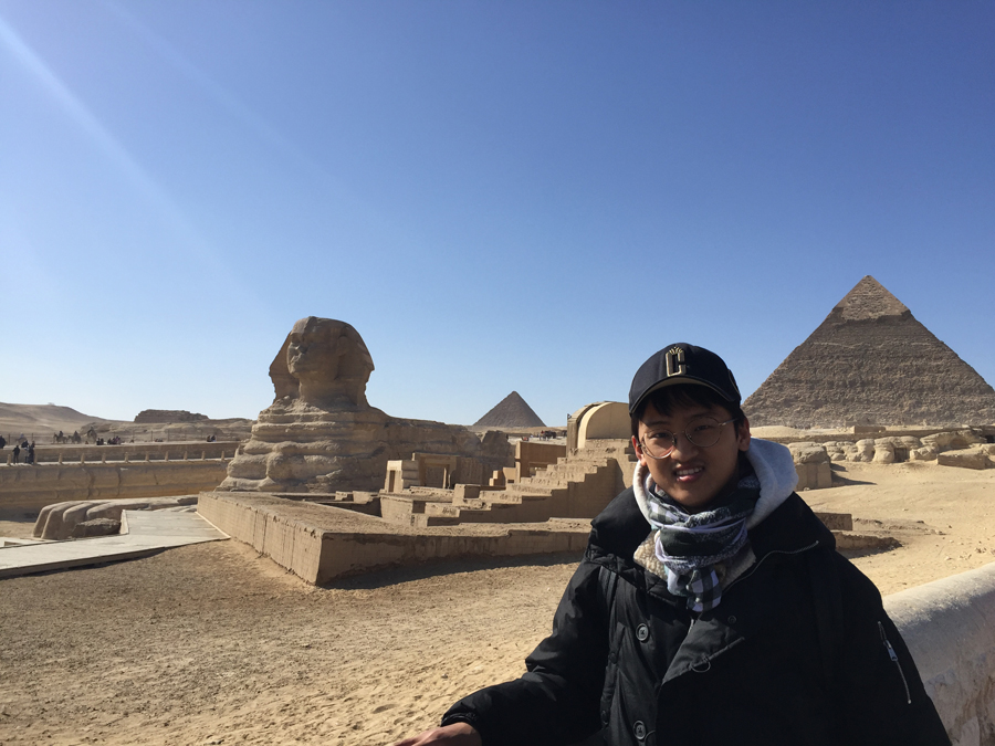 ▲ 카이로의 피라미드와 스핑크를 배경으로 기념촬영을 했다. 이집트의 가장 대표적 문화유산이기도 한 피라미드는 왕의 무덤을, 스핑크스는 피라미드를 보호하는 수호신 역할을 한다. 세계 각국에서 워낙 많은 관광객이 모여들자 보호를 위해 접근을 통제하고 있었다.