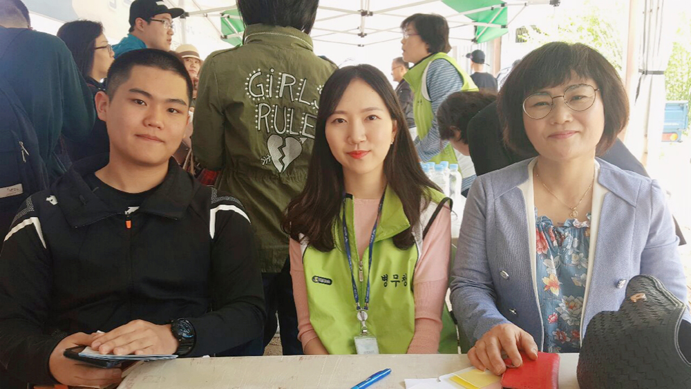 ▲ 왼쪽부터 박상원씨, 정민정 병무기자, 박상원씨의 어머니