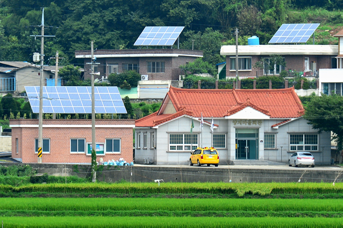 ▲ 태양광 발전시설이 설치된 남해군의 한 경로당