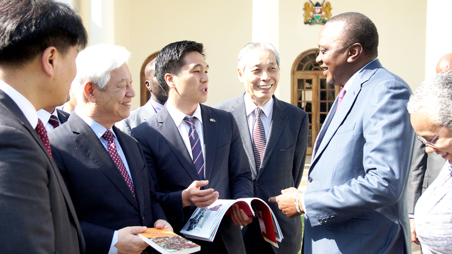 ▲ 2016년 6월 2일 케냐 대통령궁에서 케냐 대통령(오른쪽에서 첫 번째)과 면담 중인 박옥수 목사.