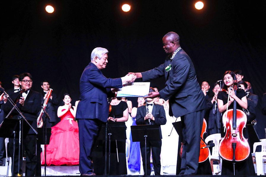 ▲ 지난 7월 30일 아프리카 리더십 영예상(Africa Leadership Excellence Award)을 수상하고 있는 박옥수 목사.