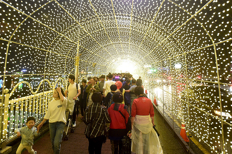 ▲ 진주유등축제 앵두등 터널