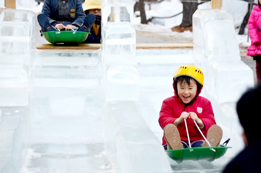 ▲ 거창 금원산 얼음축제에서 얼음 썰매를 타고 있는 어린이