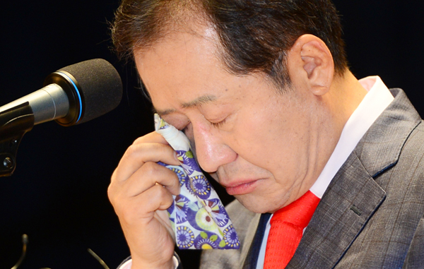 ▲ 홍준표 자유한국당 대표가 지난 4월 10일 제35대·제36대 홍준표 도지사 퇴임식에서 눈물을 훔치고 있다.