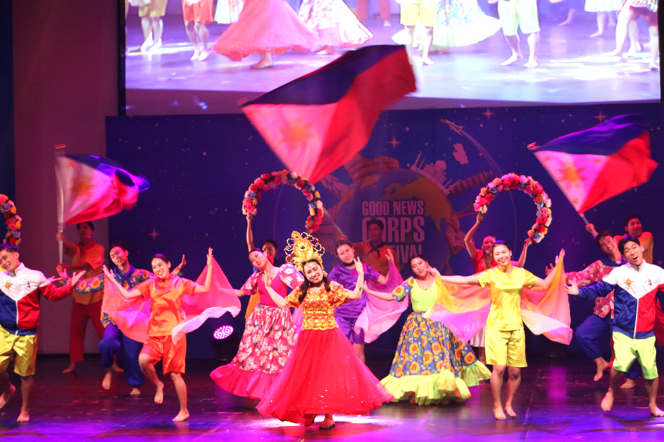 ▲ 지난 19일 국제청소년연합(IYF) 해외봉사단 귀국콘서트가 창원 KBS홀에서 성황리에 개막됐다. 사진은 필리핀 전통 무용 공연.