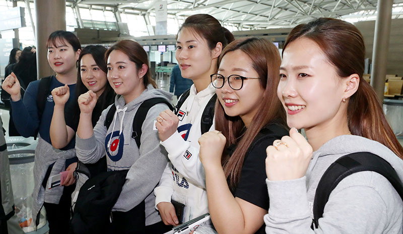 ▲ 여자 컬링 대표팀이 14일 오후 인천공항에서 캐나다로 출국전 파이팅을 외치고 있다. 