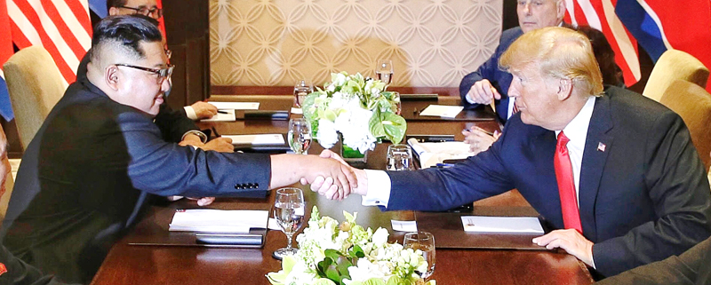 ▲ 도널드 트럼프 미 대통령(오른쪽)과 김정은 북한 국무위원장이 12일 싱가포르 카펠라 호텔에서 사상 첫 북미 정상회담 확대 회담을 시작하면서 악수를 나누고 있다.