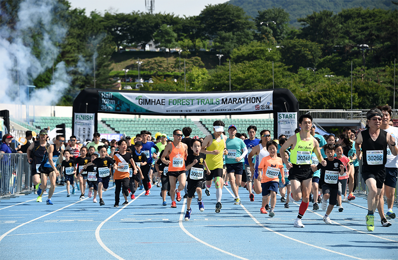 ▲ ‘2018 김해숲길마라톤 대회’가 지난 17일 김해운동장에서 성대하게 개최됐다.