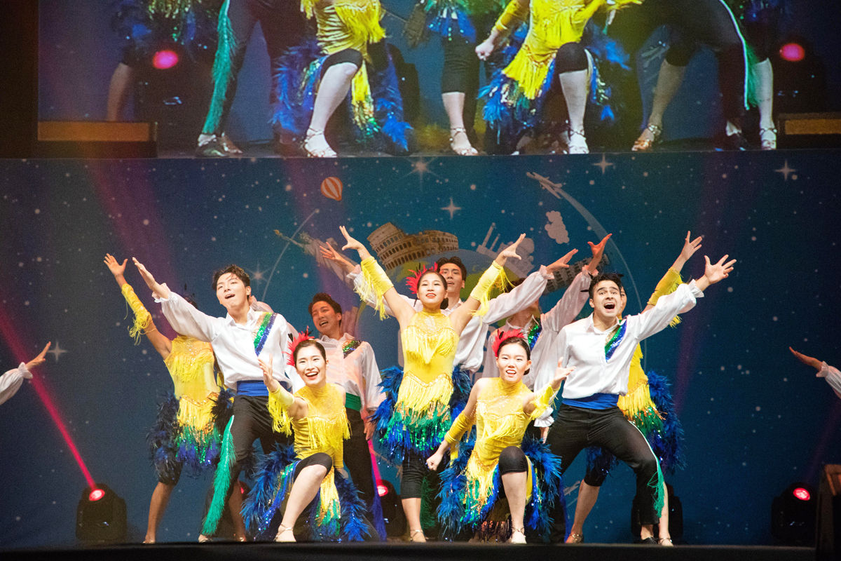 ▲ 지난 25일 창원 KBS홀에서 열린 (사)국제청소년연합의 ‘제17회 2019 굿뉴스코 페스티벌’에서 단원들이 ‘중남미 댄스’를 선보이고 있다.