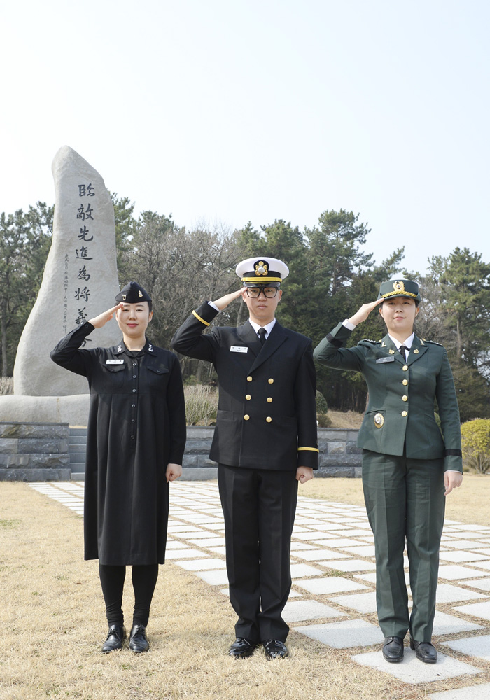 ▲ 장교 3남매 탄생. 왼쪽부터 큰누나 박가을 해군 대위, 박현우 해군 소위, 작은누나 박새봄 육군 대위. (해군 제공)