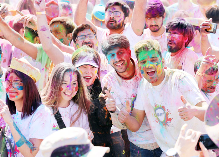▲ 24일 밀양강 둔치에서 열린 ‘2019 밀양 홀리해이 색채 축제’에 참여한 관광객들이 알록달록한 색채가루를 몸에 바르고 즐거워하고 있다.