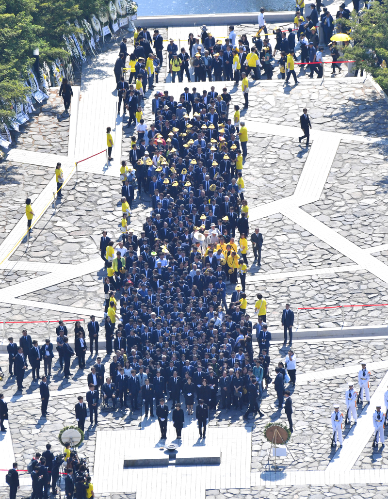 ▲ 23일 김해 봉하마을에서 열린 노무현 전 대통령 서거 10주기 추도식에 참석한 참석자들이 묘역에 분향하고 있다.