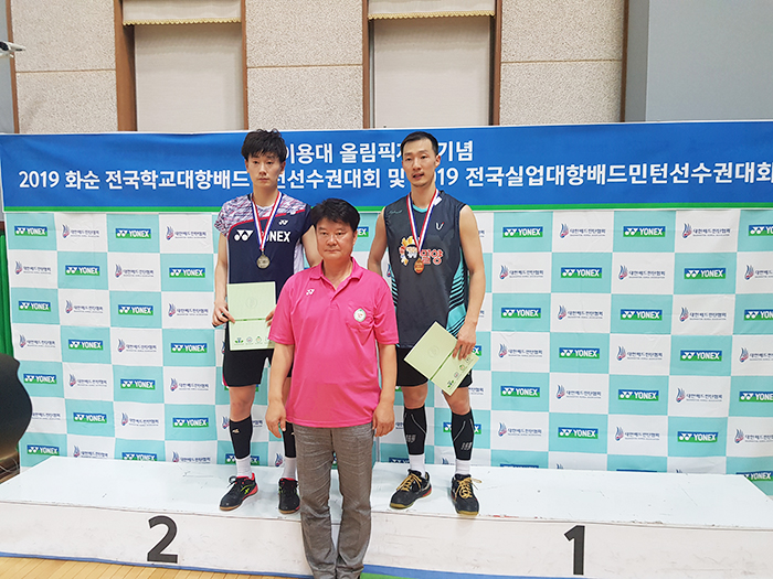 ▲ 개인전 남자단식 우승을 차지한 이현일(오른쪽) 선수와 준우승을 한 박완호(왼쪽) 선수.
