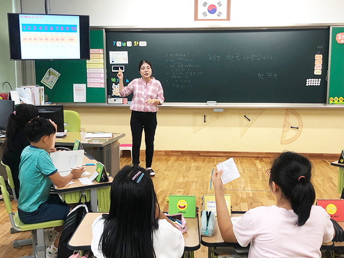 ▲ 베트남어 이중언어 수업에 참여하고 있는 함안 칠서초등학교 학생들의 모습.
