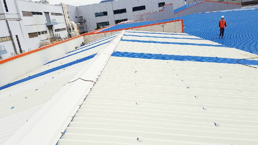 ▲ 창원시 성산구 소재 한 공장의 지붕을 (유)상화도장개발이 IPS Coat를 이용한 공법으로 시공하고 있다.