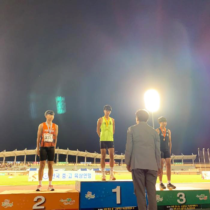 ▲ 함안 대산중 이유성 선수가 전국 중·고등학교 육상대회 남중 혼성 5종 경기에서 금메달을 땄다.
