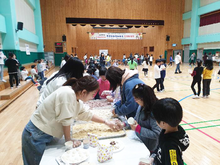 ▲ 김해 진영중앙초등학교는 지난 8일 학부모회가 주최하는 진로체험전으로 ‘꿈&놀이 체험활동과 북페스티벌’을 실시했다.