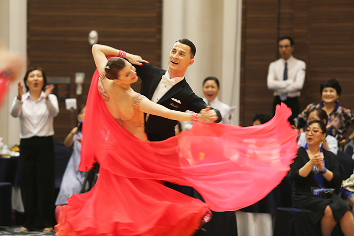 ▲ 거제시가 지난해에 이어 아시아 댄스스포츠선수권 대회를 오는 23일부터 이틀간 대명리조트에서 개최한다. 사진은 지난해 대회 참여자들의 모습.