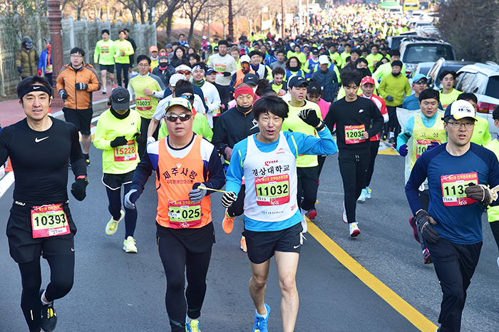 ▲ 8일 진양호 노을공원에서 성황리에 개최된 제31회 진주 마라톤대회 참여자들이 달리고 있다.