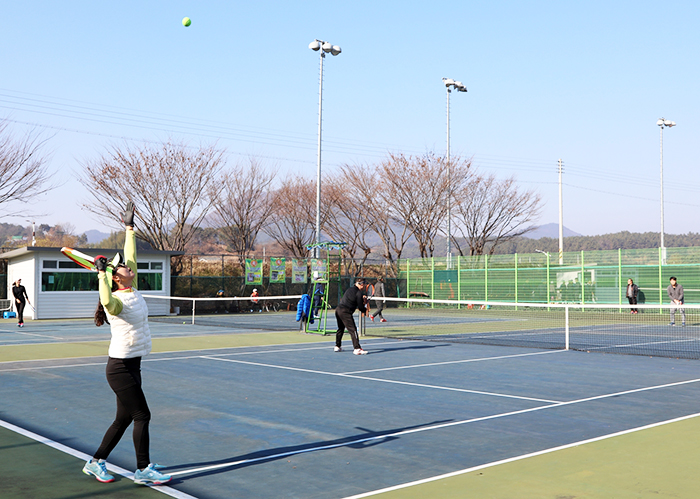 ▲ 지난 8일 함안군테니스협회의 주최·주관으로 열린 송년 테니스대회에서 참가자들이 경기를 하고 있다.