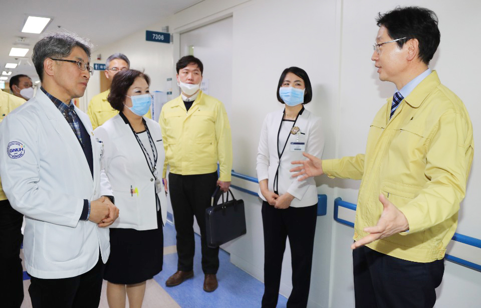 ▲ (오른쪽)김경수 경남도지사는 경상대병원 방문해 긴급 점검을 하고 있다.