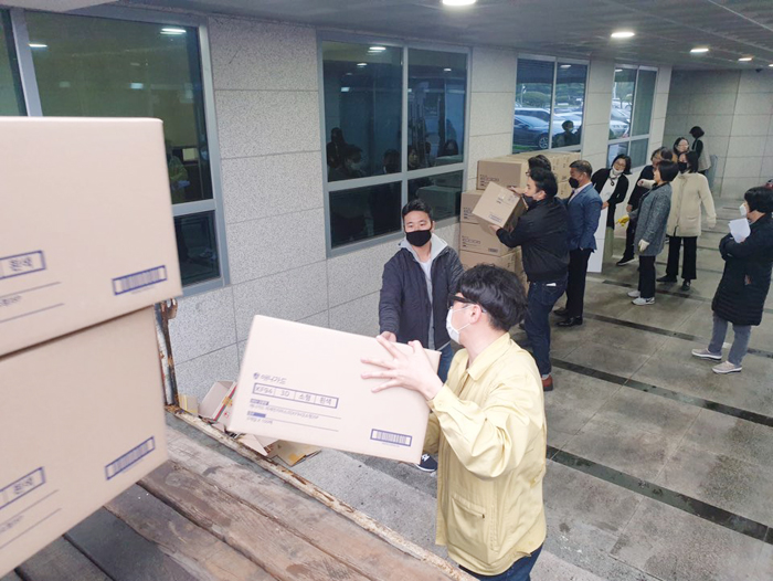 ▲ 26일 오후 진주교육지원청에서 직원들이 공적물량 마스크를 내리고 있다.