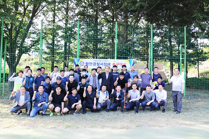 ▲ 지난 27일 코로나19 극복 직원족구대회에 참여한 직원들의 단체 기념사진촬영 모습.