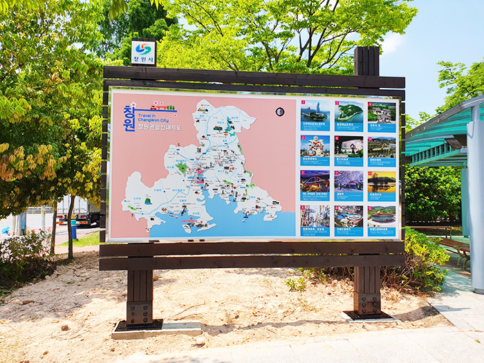 ▲ 창원시가 6월 개원하는 창원수목원에 지역의 주요 관광지를 소개하는 ‘관광안내지도 표지판’을 설치했다.