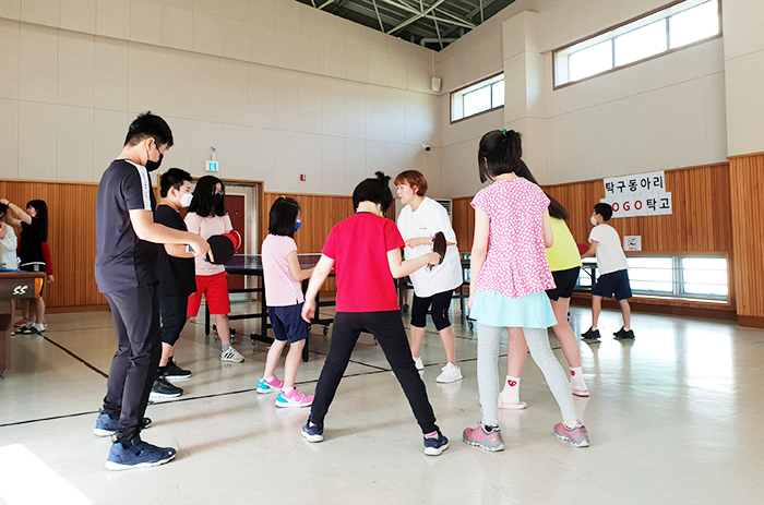 ▲ 산청군청소년수련관이 오는 11월까지 ‘청소년 신체활동 프로젝트’의 하나로 볼링과 탁구 동아리를 운영한다.