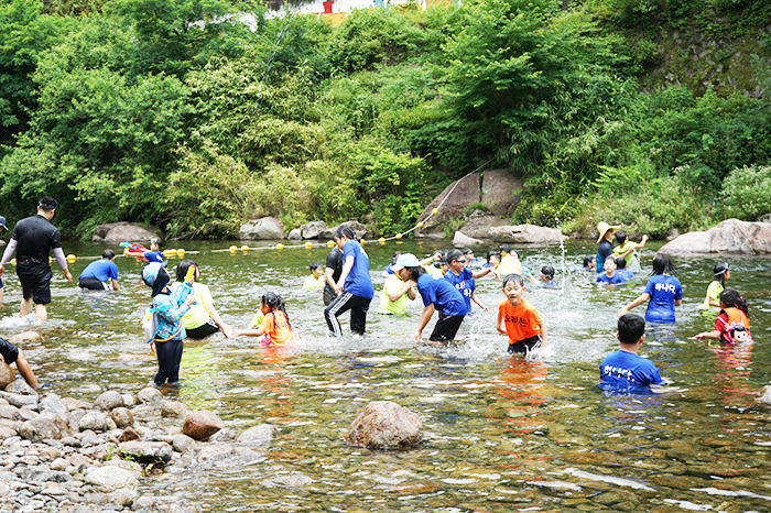 ▲ 지난 8일 하동 화개초등학교 아이들이 계곡에서 왕성 워터파크 미션 놀이를 하고 있다.