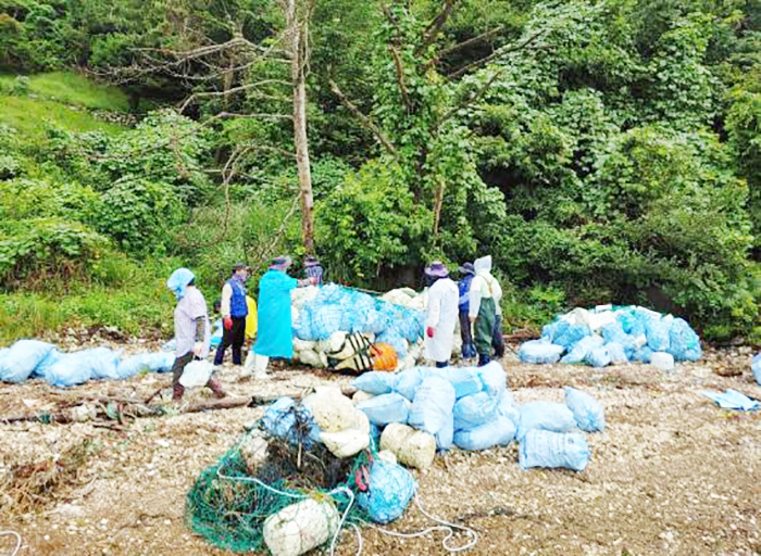 ▲ 통영시가 지난 11일 광도면 이도 해안에서 해양쓰레기 정화활동을 실시했다. 사진에서 참가자들이 떠밀려온 쓰레기를 수거하고 있다.