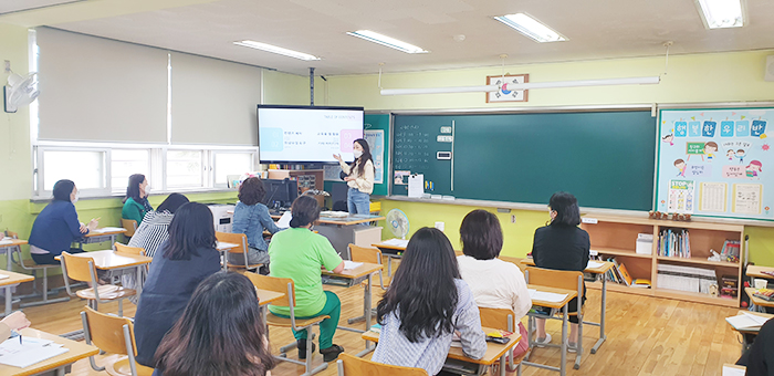 ▲ 지난 23일 함안 칠원초등학교에서 ‘온라인수업 아이디어 나눔 자체 연수’가 열리고 있다.