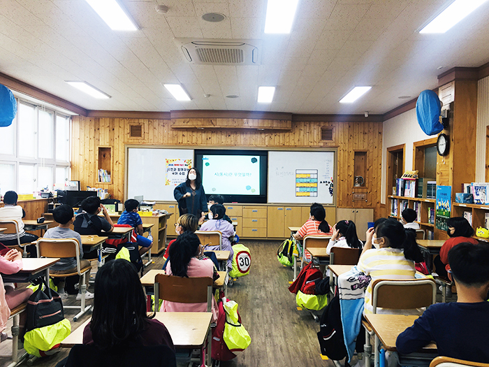 ▲ 사천 남양초등학교가 지난 14일 3~4학년을 대상으로 ‘시인과 함께 하는 국어 수업’을 실시했다.