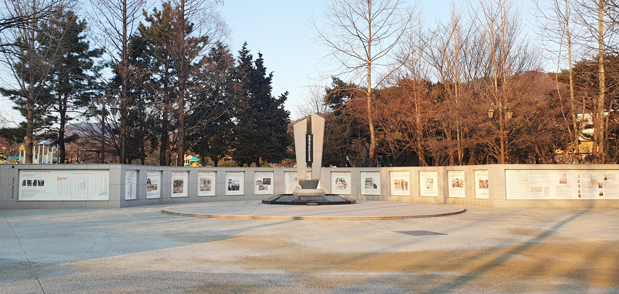▲ 김해 거리의독립기념관과 파리장서운동기념비.