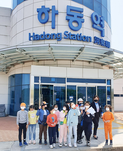 ▲ 하동 적량초등학교 아이들이 지난 7일 하동역 앞에서 단체로 기념사진을 촬영하고 있다.