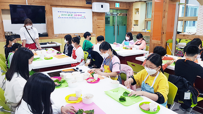 ▲ 지난 15일 진주 남강초등학교 5·6학년 아이들이 요리동아리 활동에 열심히 참여하고 있다.