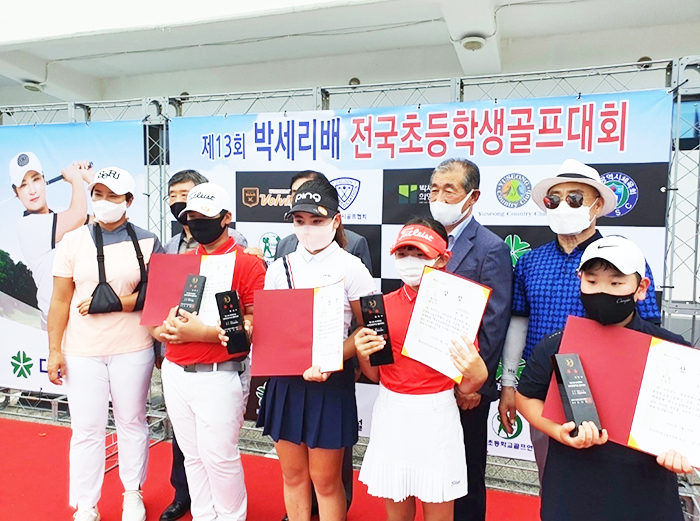 ▲ 진주스포츠클럽 박효담(오른쪽 2번째)이 ‘박세리 배 초등부 골프대회’에서 우승을 차지했다.
