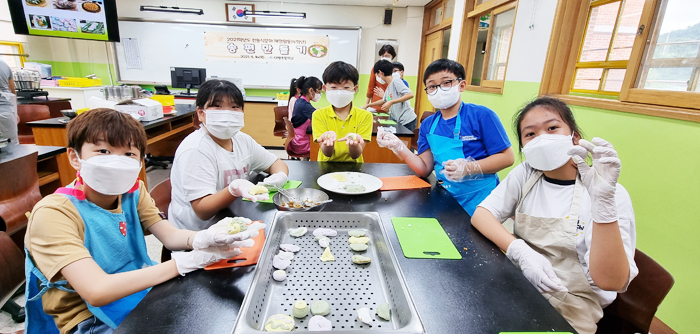 ▲ 사천 대방초등학교 아이들이 16일 송편을 만들고 있다.