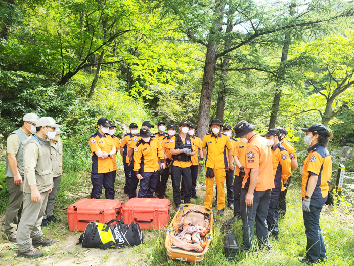 ▲ 하동소방서가 지난 16일 화개면 대성리에서 지리산국립공원과 산악구조 훈련을 펼쳤다.