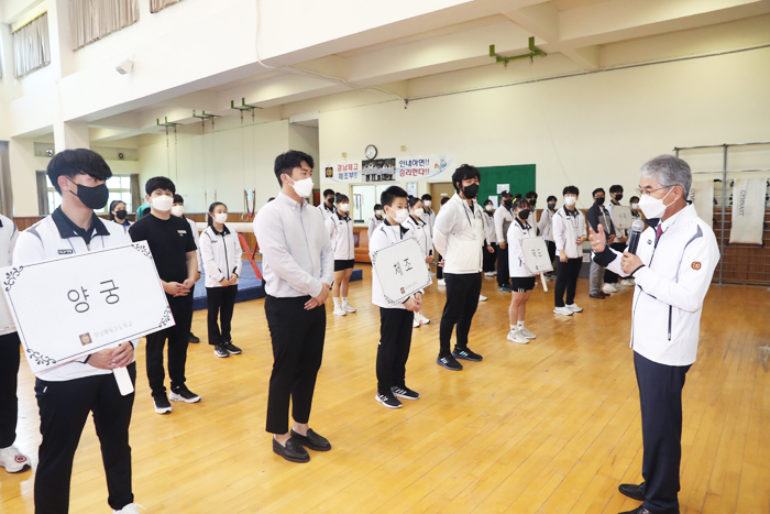 ▲ 박종훈 교육감이 27일 오전 경남체육고등학교를 방문해 선수들을 격려하고 있다.