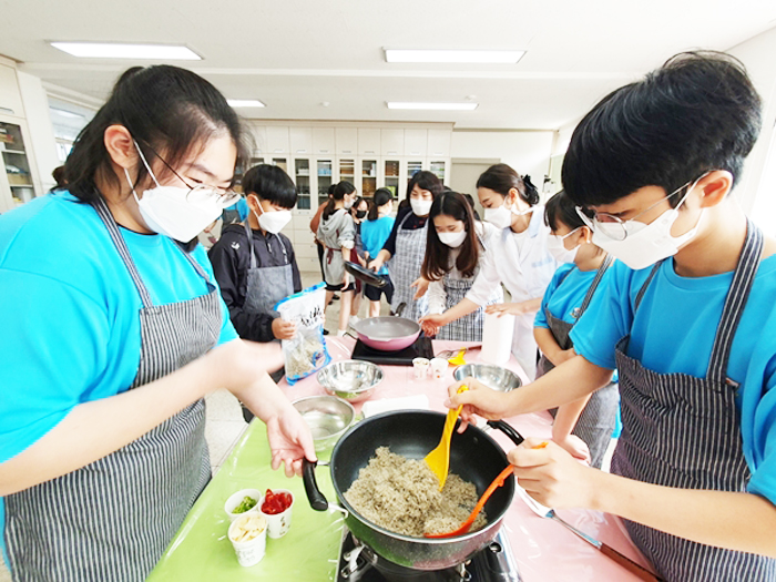▲ 함안 칠성중학교 학생들이 지난 8일 ‘사랑의 반찬 나눔활동’에 참여하고 있다.