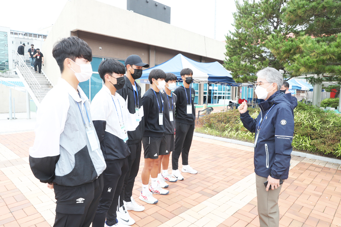 ▲ 박종훈 경남도교육감이 지난 8일 102회 전국체육대회에 참가 중인 테니스 선수들을 격려하고 있다.