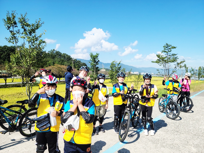 ▲ 하동 화개초등학교 왕성분교장 아이들이 섬진강길 자전거 타기 기념사진을 촬영하고 있다.