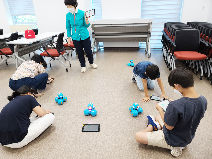 ▲ 하동 횡천초등학교 아이들이 ‘ICT교육 체험학습’에 참여하고 있다.