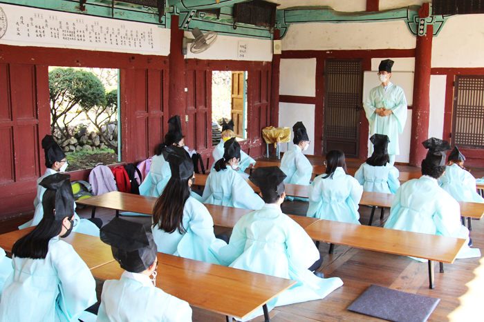 ▲ 창녕교육지원청 행복교육지원센터가 지난 15일 ‘창녕향교 마을학교 현판제막식’을 열었다.