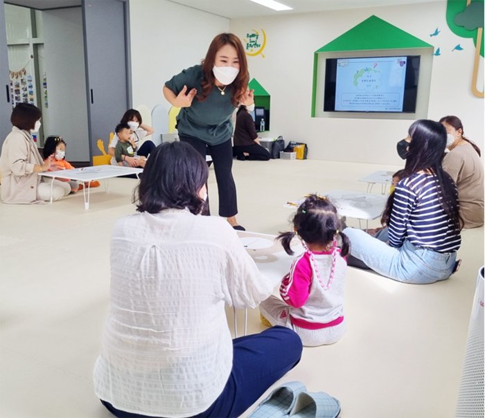 ▲ 함안군과 창원시 육아종합지원센터가 지난 13·14일 ‘10월 부모교육’을 열었다. 사진은 교육 현장.